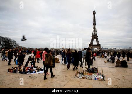 Touristen auf dem Trocadero vor dem Eiffelturm in Paris. Stockfoto