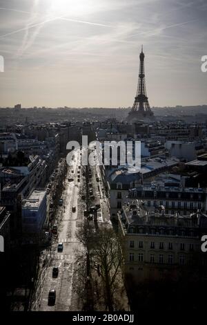 Die Sonne geht hinter dem Eiffelturm in Paris, Frankreich bei Neujahr auf Stockfoto