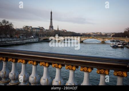 Der Eiffelturm von einer Brücke auf der seine in Paris, Frankreich Stockfoto