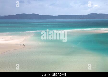 Blick auf die Menschen, die auf Sandbänken neben türkisfarbenem Wasser spazieren Stockfoto