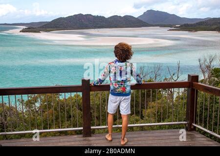 Mann am Aussichtspunkt, der auf das Meer und die Sandbänke der Withosundays schaut Stockfoto