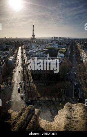 Der Eiffelturm vom Arc du Triomphe in Paris, Frankreich Stockfoto