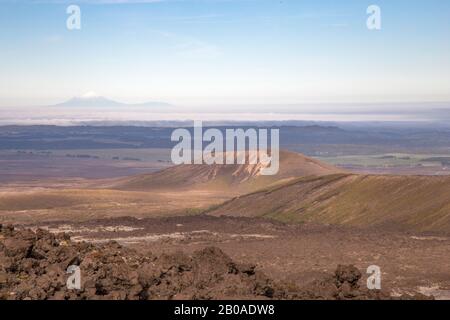 Panoramablick auf die vulkanische Landschaft im Tongariro National Park Stockfoto