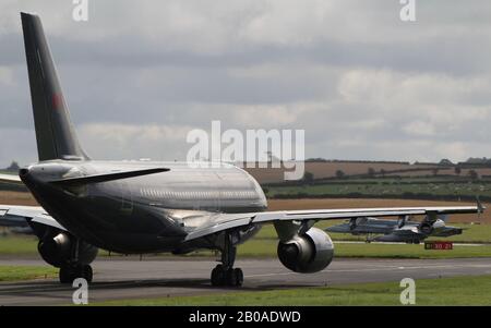 15004, ein von der kanadischen Luftwaffe betriebener Airbus CC-150T Polaris mit einer CF-188 A unterhalb des Steuerbordflügels, am Flughafen Prestwick in Ayrshire Stockfoto