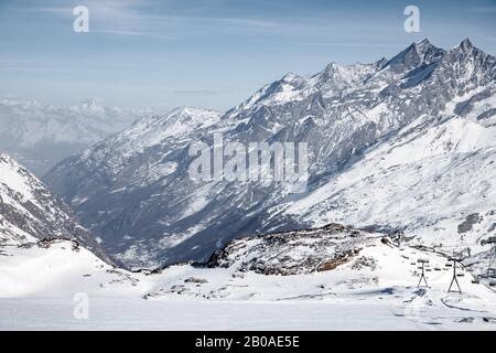 Skipisten im Matterhorn Glacier Paradise Stockfoto