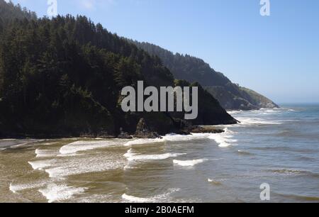 Zerklüftete Landzungen südlich von Heceta Head an der zentralen Küste von Oregon. Stockfoto