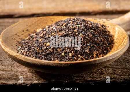 Loser Blatt-Tee in Holzlöffel. Stockfoto