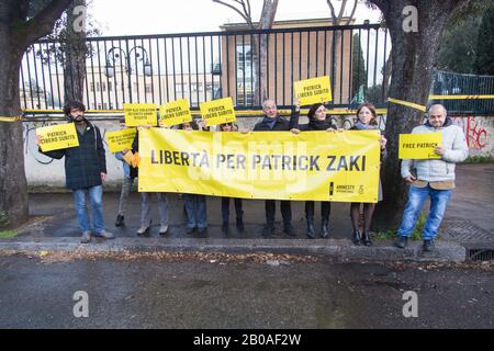 Roma, Italien. Feb. 2020. Sit-in organisiert von Amnesty International Italien in der Nähe der Botschaft Ägyptens in Rom, um gegen die Verhaftung von Patrick George Zaki in Ägypten zu protestieren (Foto von Matteo Nardone/Pacific Press) Credit: Pacific Press Agency/Alamy Live News Stockfoto