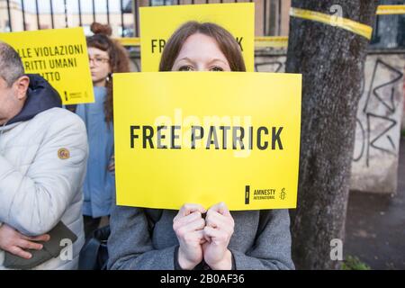 Roma, Italien. Feb. 2020. Sit-in organisiert von Amnesty International Italien in der Nähe der Botschaft Ägyptens in Rom, um gegen die Verhaftung von Patrick George Zaki in Ägypten zu protestieren (Foto von Matteo Nardone/Pacific Press) Credit: Pacific Press Agency/Alamy Live News Stockfoto