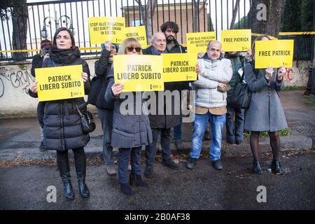 Roma, Italien. Feb. 2020. Sit-in organisiert von Amnesty International Italien in der Nähe der Botschaft Ägyptens in Rom, um gegen die Verhaftung von Patrick George Zaki in Ägypten zu protestieren (Foto von Matteo Nardone/Pacific Press) Credit: Pacific Press Agency/Alamy Live News Stockfoto