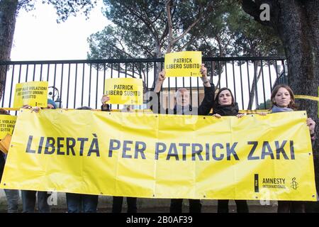 Roma, Italien. Feb. 2020. Sit-in organisiert von Amnesty International Italien in der Nähe der Botschaft Ägyptens in Rom, um gegen die Verhaftung von Patrick George Zaki in Ägypten zu protestieren (Foto von Matteo Nardone/Pacific Press) Credit: Pacific Press Agency/Alamy Live News Stockfoto