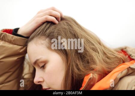 Outdoor-Porträt einer jungen Frau. Stockfoto