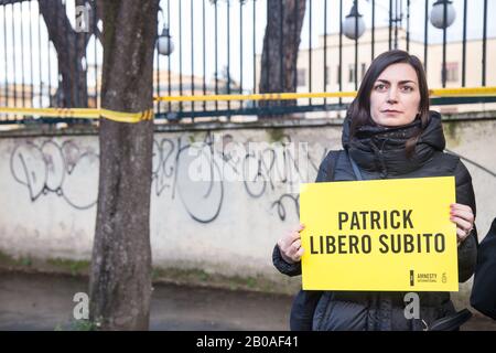 Roma, Italien. Feb. 2020. Sit-in organisiert von Amnesty International Italien in der Nähe der Botschaft Ägyptens in Rom, um gegen die Verhaftung von Patrick George Zaki in Ägypten zu protestieren (Foto von Matteo Nardone/Pacific Press) Credit: Pacific Press Agency/Alamy Live News Stockfoto