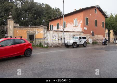 Roma, Italien. Feb. 2020. Sit-in organisiert von Amnesty International Italien in der Nähe der Botschaft Ägyptens in Rom, um gegen die Verhaftung von Patrick George Zaki in Ägypten zu protestieren (Foto von Matteo Nardone/Pacific Press) Credit: Pacific Press Agency/Alamy Live News Stockfoto