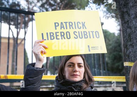 Roma, Italien. Feb. 2020. Sit-in organisiert von Amnesty International Italien in der Nähe der Botschaft Ägyptens in Rom, um gegen die Verhaftung von Patrick George Zaki in Ägypten zu protestieren (Foto von Matteo Nardone/Pacific Press) Credit: Pacific Press Agency/Alamy Live News Stockfoto