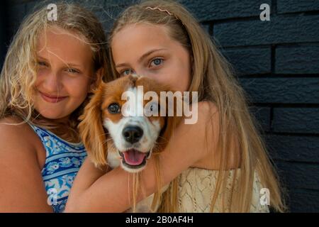 Puppy Portrait mit den Mädchen Stockfoto