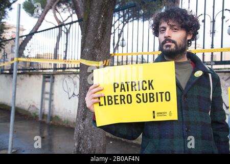 Roma, Italien. Feb. 2020. Sit-in organisiert von Amnesty International Italien in der Nähe der Botschaft Ägyptens in Rom, um gegen die Verhaftung von Patrick George Zaki in Ägypten zu protestieren (Foto von Matteo Nardone/Pacific Press) Credit: Pacific Press Agency/Alamy Live News Stockfoto