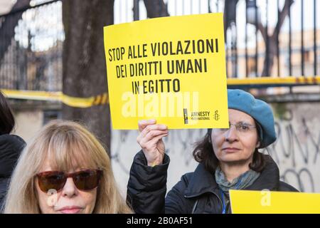 Roma, Italien. Feb. 2020. Sit-in organisiert von Amnesty International Italien in der Nähe der Botschaft Ägyptens in Rom, um gegen die Verhaftung von Patrick George Zaki in Ägypten zu protestieren (Foto von Matteo Nardone/Pacific Press) Credit: Pacific Press Agency/Alamy Live News Stockfoto