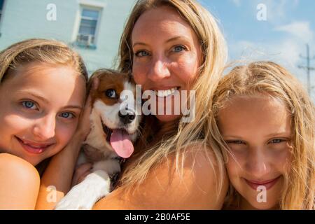 Mutter und Töchter mit Hund Stockfoto