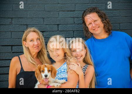 Familie posiert mit ihrem Haustier Stockfoto