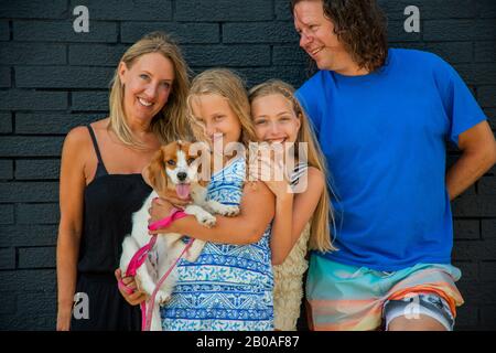 Familie posiert mit ihrem Haustier Stockfoto