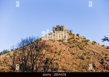 Die Burg Maglic steht am sonnigen Herbsttag auf dem Hügel bei Kraljevo in Serbien Stockfoto