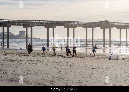 Blick auf den Scripps Pier und den Strand La Jolla Shores an einem Winternachmittag. La Jolla, Kalifornien, USA. Stockfoto