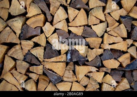 Brennholzstapel zum Rauchen Stockfoto