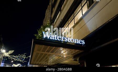 Waterstones in London Piccadilly - LONDON, ENGLAND - 11. DEZEMBER 2019 Stockfoto