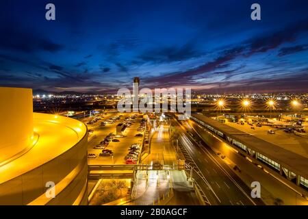 Internationaler Flughafen Phoenix Sky Harbor bei Sonnenuntergang ab Terminal 4. April 2015. Stockfoto