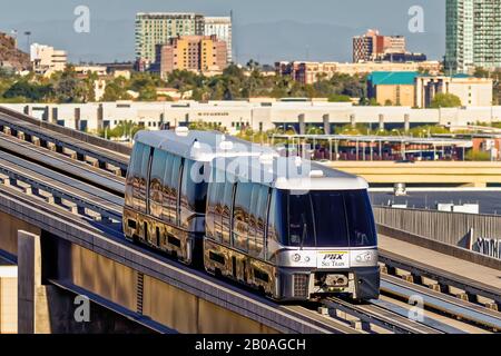 Der Phoenix Sky Train® ist ein automatisierter Zug, der Reisende von der Valley Metro Rail in der 44. Und Washington Street transportiert. Stockfoto