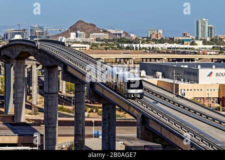 Der Phoenix Sky Train® ist ein automatisierter Zug, der Reisende von der Valley Metro Rail in der 44. Und Washington Street transportiert. Stockfoto