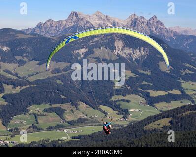 Gleitschirmfliegen in den österreichischen Alpen Stockfoto