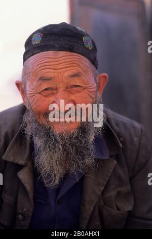 CHINA, PROVINZ XINJIANG, TURFAN, STRASSENSZENE, PORTRÄT VON UIGUR MAN Stockfoto