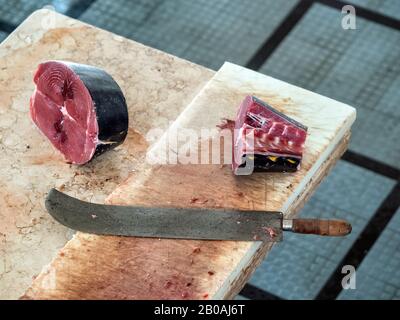 Thunfisch auf dem Tisch eines Fischhändlers bei Mercado dos Lavradores, dem Funchal-Markt. Stockfoto