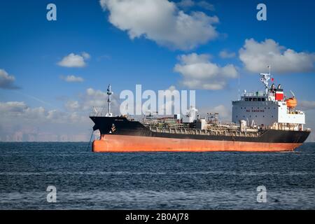 Ein Tanker sitzt in der Tokioter Bucht in der Nähe von Yokosuka, Japan, vor Anker. Stockfoto