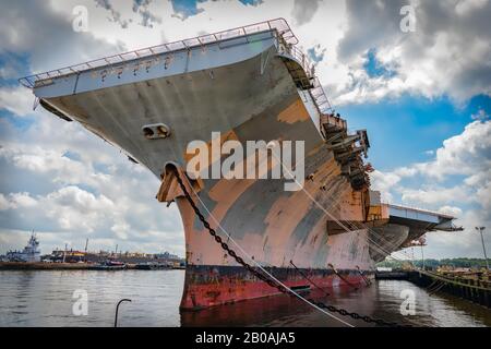 Einen stillgelegten US Navy Flugzeugträger sitzt in einem Ostküste port Warten auf seiner letzten Reise. Stockfoto