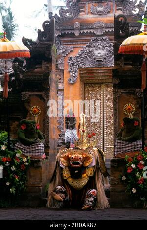 INDONESIEN, BALI, BARONG-TANZ, BARONG (MYTHOLOGISCHES TIER) Stockfoto