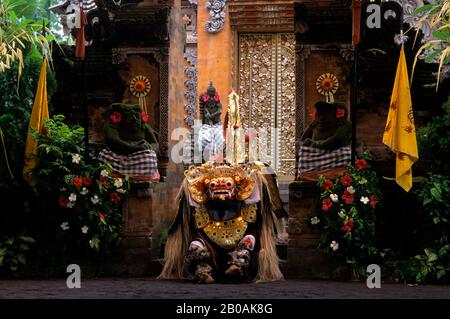 INDONESIEN, BALI, BARONG-TANZ, BARONG (MYTHOLOGISCHES TIER) Stockfoto