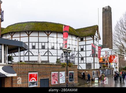 Blick auf das Globe Theatre auf dem Queen's Walk auf der Südbank des Themse-Embankment bei schlechtem Wetter im Winter, Southwark, London SE1 Stockfoto