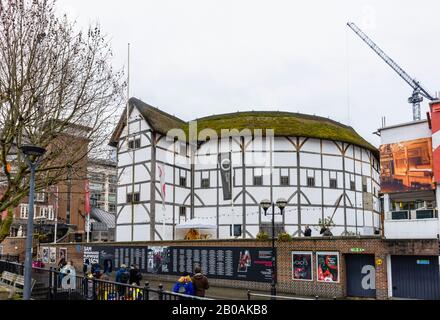 Blick auf das Globe Theatre auf dem Queen's Walk auf der Südbank des Themse-Embankment bei schlechtem Wetter im Winter, Southwark, London SE1 Stockfoto