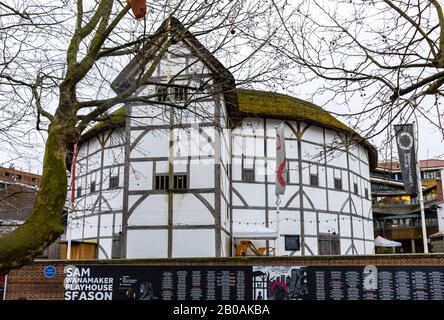 Blick auf das Globe Theatre auf dem Queen's Walk auf der Südbank des Themse-Embankment bei schlechtem Wetter im Winter, Southwark, London SE1 Stockfoto