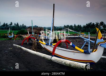 INDONESIEN, BALI, LEBIH, STRAND MIT FISCHERBOOTEN AUS HOLZ Stockfoto
