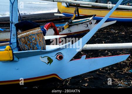 INDONESIEN, BALI, LEBIH, STRAND MIT FISCHERBOOTEN AUS HOLZ, SCHLEIFE WIE FISCH Stockfoto
