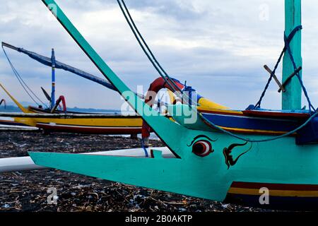 INDONESIEN, BALI, LEBIH, STRAND MIT FISCHERBOOTEN AUS HOLZ, SCHLEIFE WIE FISCH Stockfoto
