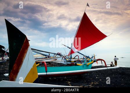 INDONESIEN, BALI, LEBIH, STRAND MIT FISCHERBOOTEN AUS HOLZ Stockfoto