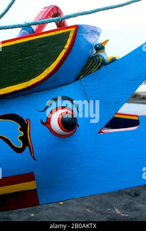 INDONESIEN, BALI, LEBIH, STRAND MIT FISCHERBOOTEN AUS HOLZ, SCHLEIFE WIE FISCH Stockfoto