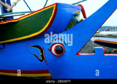 INDONESIEN, BALI, LEBIH, STRAND MIT FISCHERBOOTEN AUS HOLZ, SCHLEIFE WIE FISCH Stockfoto