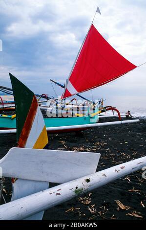 INDONESIEN, BALI, LEBIH, STRAND MIT FISCHERBOOTEN AUS HOLZ Stockfoto