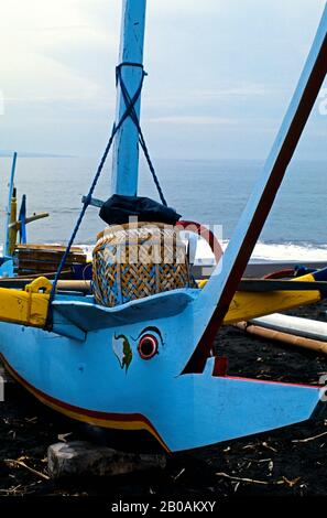 INDONESIEN, BALI, LEBIH, STRAND MIT FISCHERBOOTEN AUS HOLZ, SCHLEIFE WIE FISCH Stockfoto